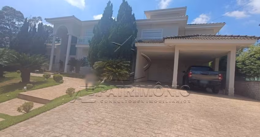 Casa em condomínio com 4 dormitórios, sendo 3 suítes.