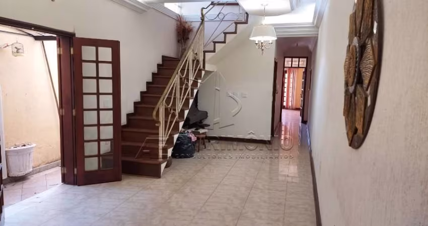 Casa na zona central com 4 dormitórios, 1 sendo suíte  e 3 suítes com closet.