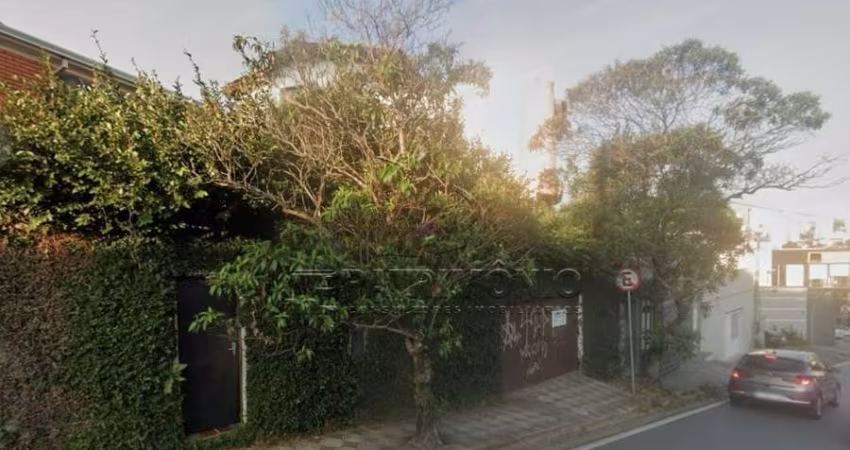 CASA ASSOBRADADA CENTRO COM 2 QUARTOS SENDO 1 SUITE