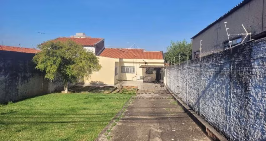 CASA 2 QUARTOS SENDO 1 SUITE CARVALHO