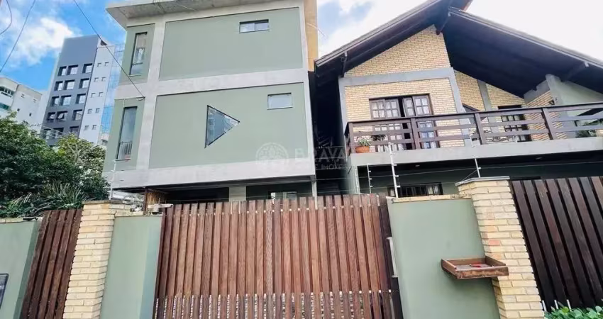 Casa triplex decorada na praia brava – vista mar e conforto exclusivo