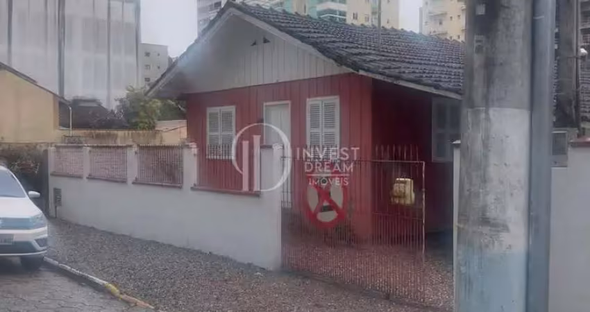 Casa com 3 quartos para alugar na Rua 314, 410, Meia Praia, Itapema