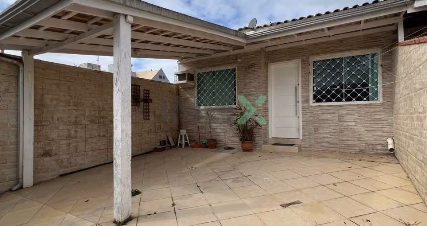Casa semi-mobiliada 3 dormitórios 2 vagas Bairro Areias - Camboriú