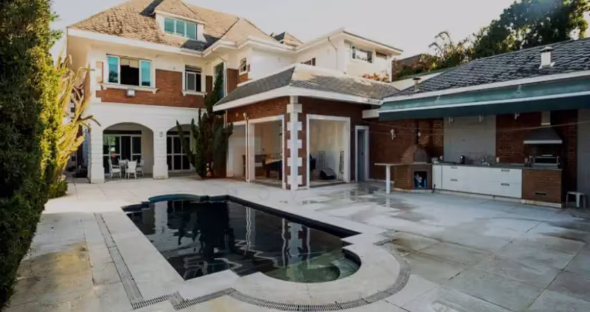 Casa à venda ou locação na barra da tijuca no condomínio malibu de 1000m² área construída 4 suítes com closets piscina sauna 4 vagas de garagem
