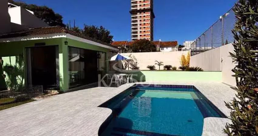 Sobrado com excelente sobra de terreno e piscina bairro country