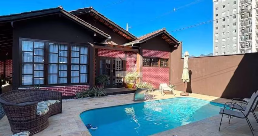 CASA SEMIMOBILIADA COM PISCINA E 2 SUÍTES | RAU