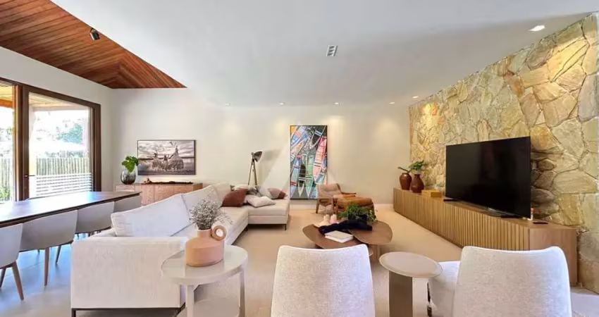 Casa na Praia do Forte PORTEIRA FECHADA com 5 suítes, 526m² à venda por R$ 4.950.000,00