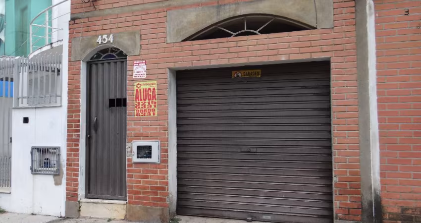 Casa com garagem, 1/4 em uma rua plana.