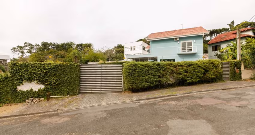 Casa no Campo Comprido, de 489,00m², com 3 quartos