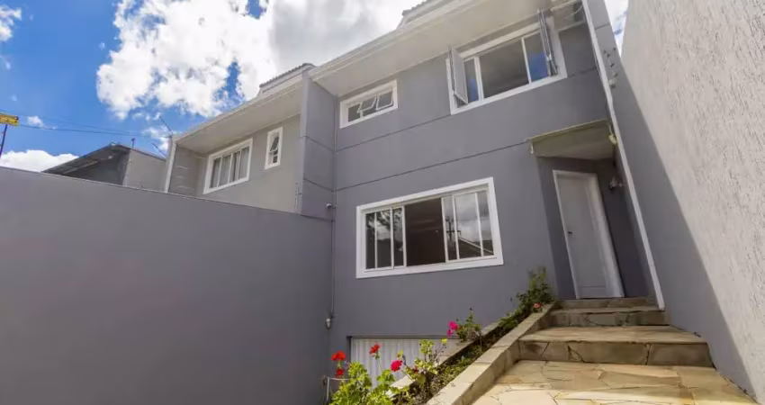 Sobrado triplex à venda no bacacheri, 3 quartos, suíte com banheira, amplo jardim e 4 vagas - 282m2