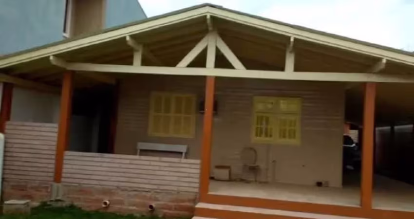 CASA DE MADEIRA DE LEI COM CHURRASQUEIRA E SALÃO DE FESTAS EM GRAVATAÍ