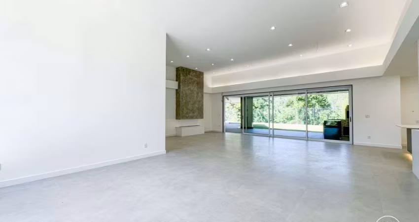 Casa em condomínio com 4 suítes, 400m2 à venda por R$2.750.000 em Teresópolis
