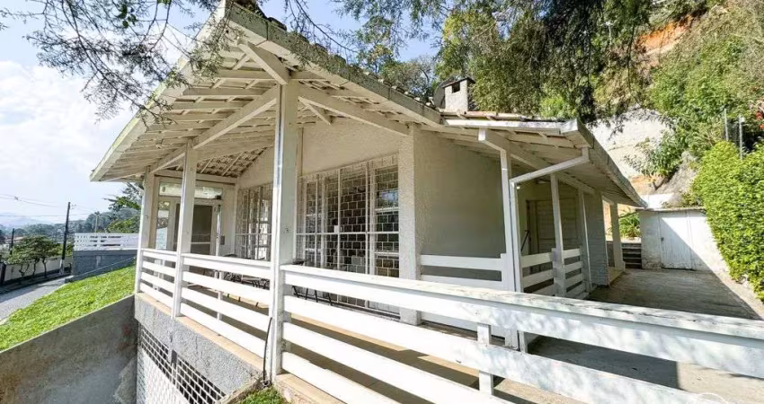 Casa para locação com 4 quartos, 174m2, valor R$6.750, Comary - Teresópolis