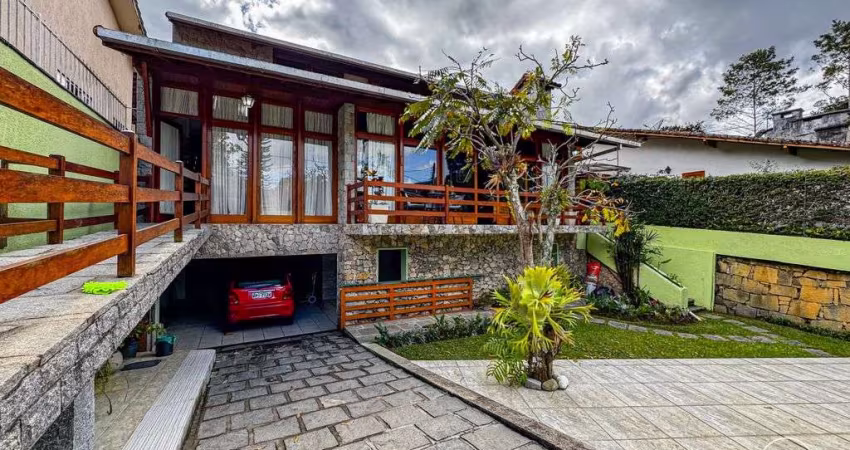 Casa com 4 quartos, 220m2 à venda por R$1.100.000 - iúcas, Teresópolis