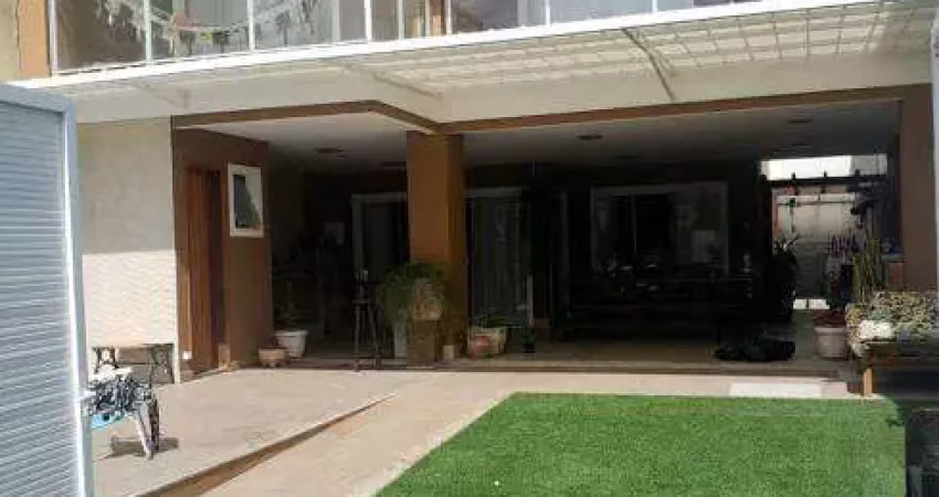 Casa com 3 quartos em condomínio; casa na estrada do cachamorra; casa com piscina de condomínio.