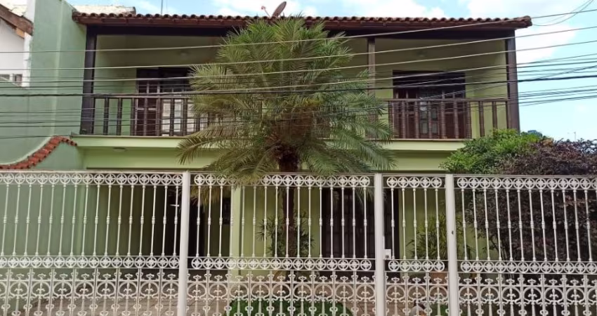 Casa com 3 quartos em condomínio; casa com 3 quartos na Estrada do Monteiro.