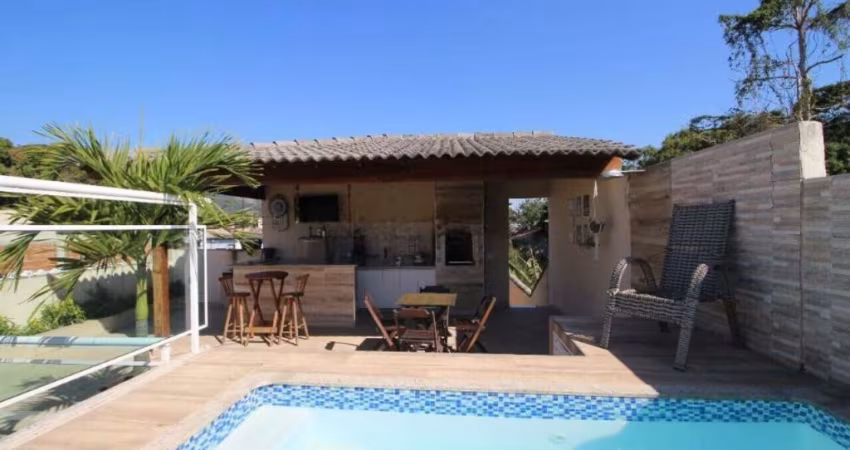 Casa linear com 3 quartos em condomínio; casa no Rio da Prata.