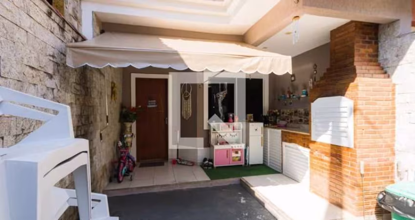 Casa triplex à venda na Freguesia, Rio de Janeiro - 3 quartos (2 suites) - Colinas do Gabinal - Área gourmet com churrasqueira!