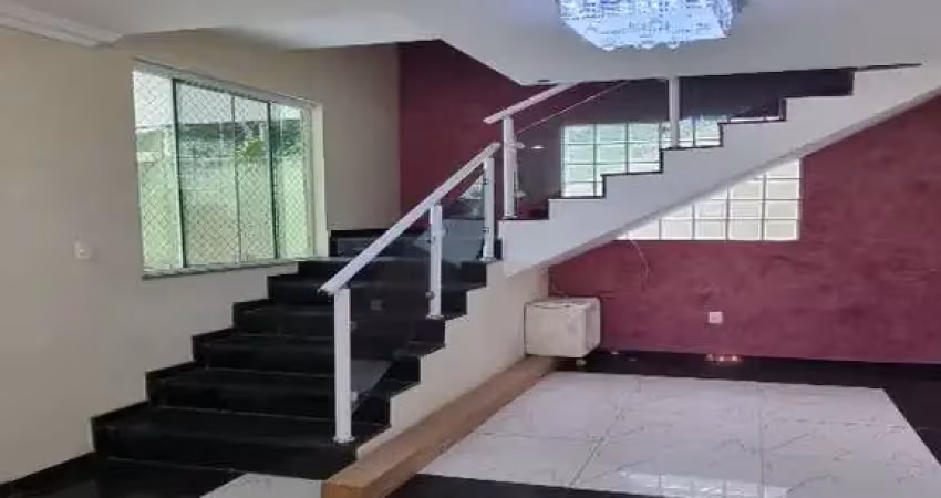 Vargem Grande, excelente casa triplex, 5 quartos (2 suites sendo 1 no primeiro pav), amplo quintal, piscina