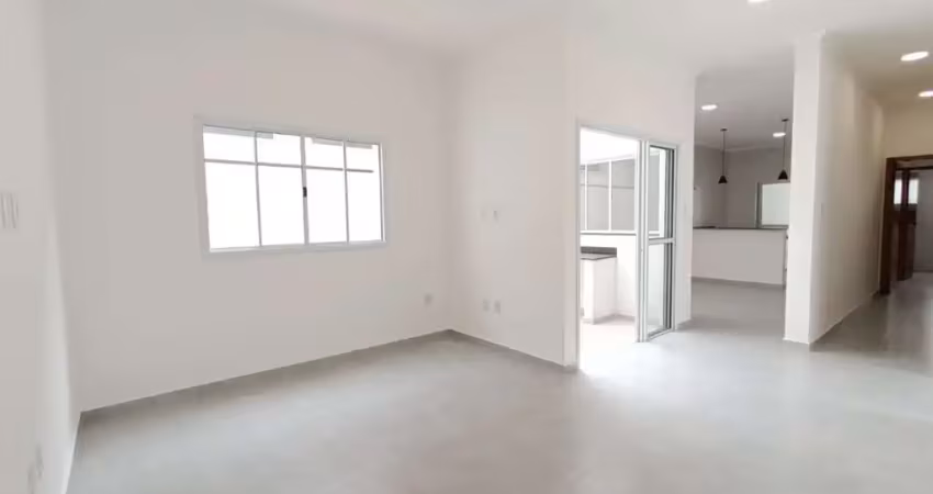 Oportunidade em condomínio fechado! 3 dorms, suíte, porcelanato e quintal amplo