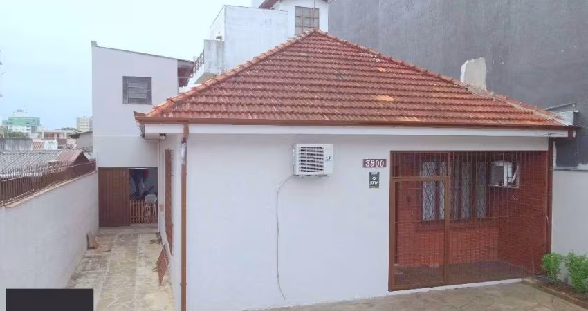 Casa no bairro Higienópolis de 3 dormitórios 3 vagas DESOCUPADA