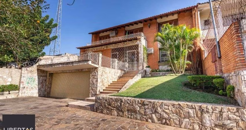 Casa sobrado no Partenon de 3 dormitórios e amplo pátio