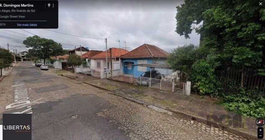 Terreno com 3 casas, no bairro Cristo Redentor, em Porto Alegre, RS.