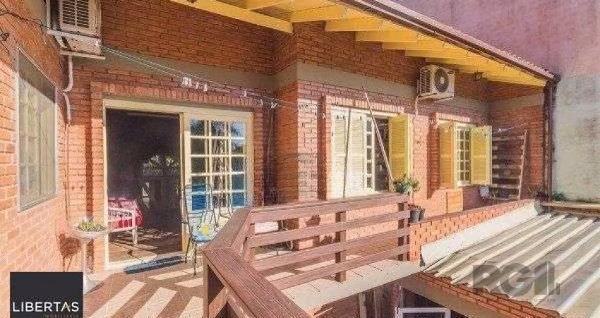 Casa sobrado na Lomba do Pinheiro com 4 dormitórios e 2 vagas