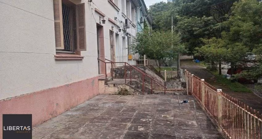 Sobrado no bairro Petrópolis com 4 dormitórios e amplo pátio