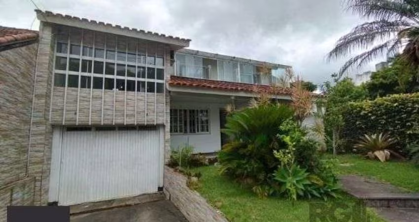 Casa em Porto Alegre, no bairro Ipanema, com 6 dormitório(s), e 3 vagas para locação