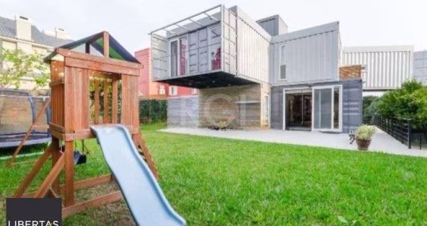 Casa para Venda - 315m², 3 dormitórios, sendo 1 suites, 2 vagas - Teresópolis