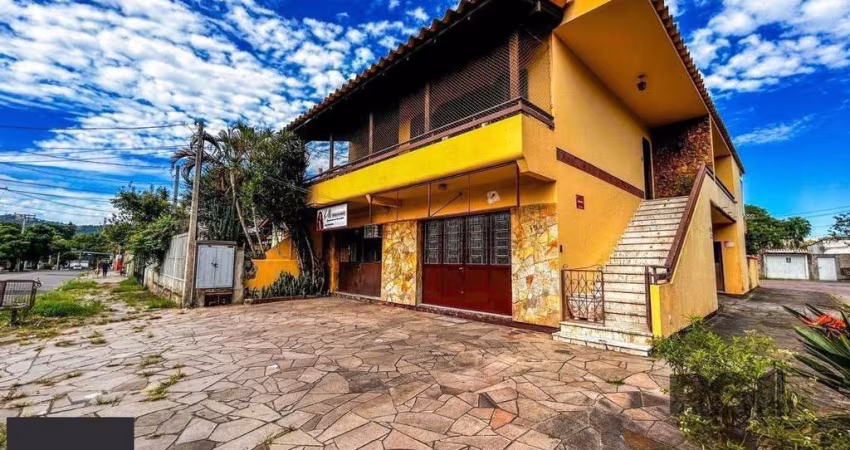 Casa com 2 salas comerciais, 3 quartos, vaga de garagem churrasqueira, suíte, no bairro Cavalhada, Porto Alegre/RS