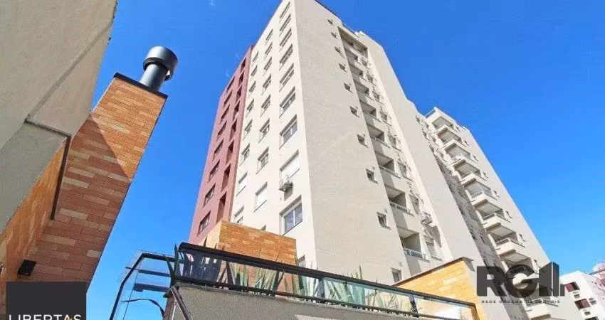 Apartamento de três quartos com suíte e duas vagas de garagem no bairro passo da areia, em porto alegre.