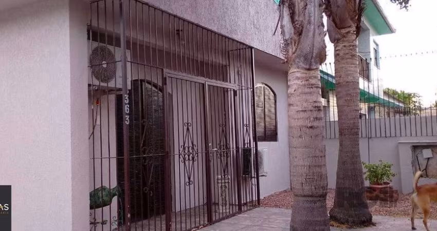 Casa térrea, 3 dormitórios, 1 suíte, living para 2 ambientes, cozinha, pátio, 2 banheiros e 4 vagas .
