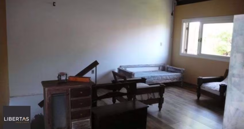 Casa Ampla com 2 pavimentos , grande pátio