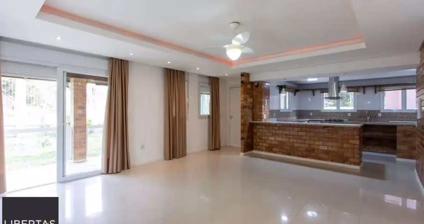 Casa de alvenaria, com 3 dormitórios, 1 suíte, living, cozinha, lavanderia, churrasqueira, banheiro social, pátio e 4 vagas de garagem.