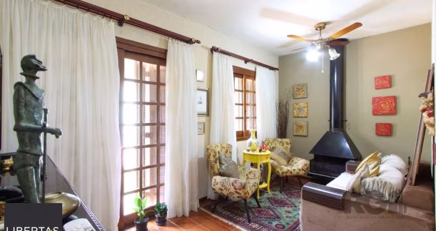 Excelente Casa Tipo Sobrado de alvenaria