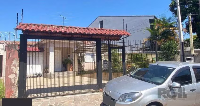 Casa com 3 quartos à venda na Rua Afonso Arinos, 590, Camaquã, Porto Alegre