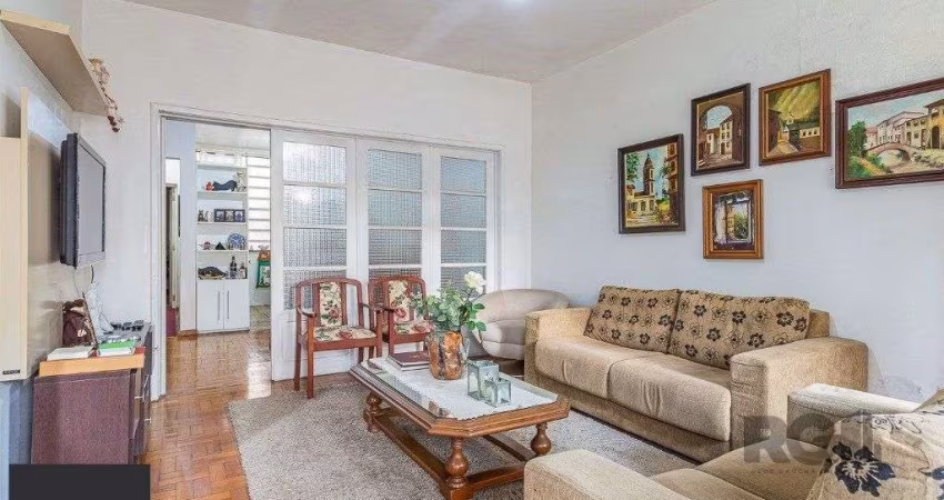 casa  com 3 quartos, 2 banheiros e vaga de garagem,