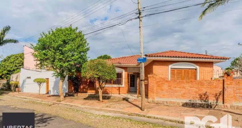 Casa com 3 quartos à venda na Rua Oiampi, 420, Guarujá, Porto Alegre