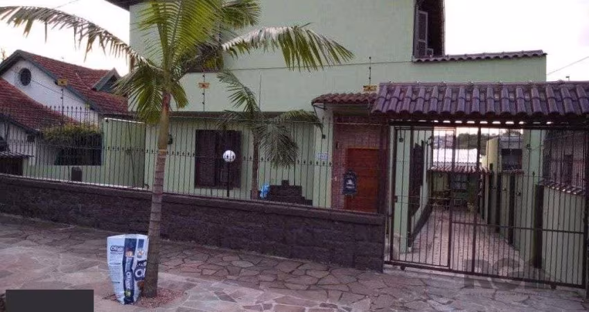 Prédio residencial de 338m² com 4 apartamentos independentes no bairro Santa Tereza