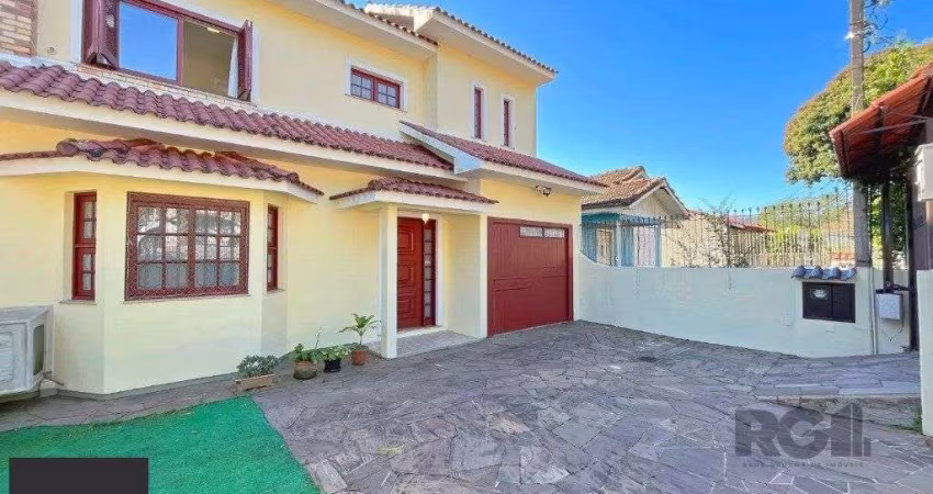Casa de 3 dormitórios no bairro Cavalhada