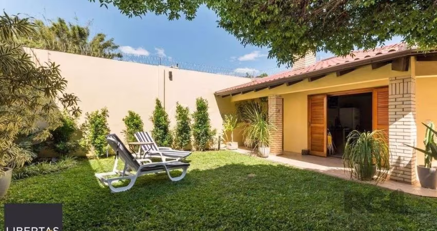 Casa de 3 dormitórios no bairro Chácara das Pedras