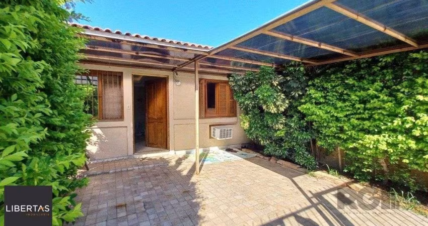 Casa de 2 dormitórios localizada no bairro Hípica