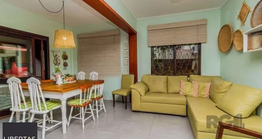 Impecável casa no bairro Medianeira. Living de 3 ambientes com lareira. Com 4 dormitórios sendo 1 suíte também com lareira. Ampla cozinha mobiliada e reformada. Dormitórios com armários fixos .