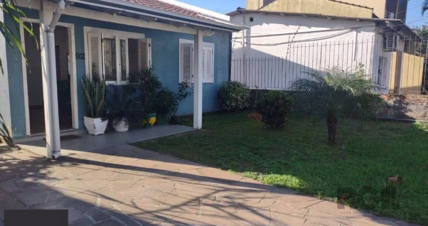 Casa com 250m²,  2 quartos, 1 suite, edícula, no bairro Nonoai
