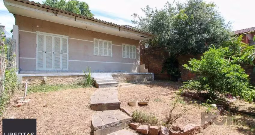Casa com 109m² de área privativa, possui 02 dormitórios, living para 2 ambientes, cozinha, 2 banheiros