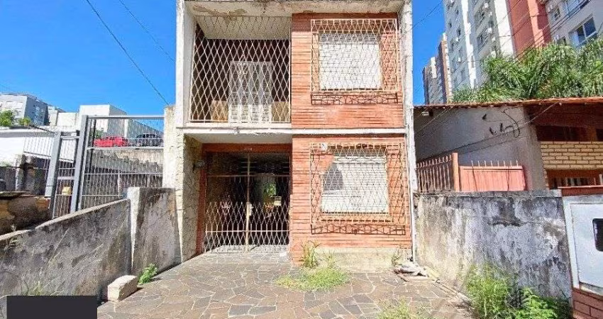 Casa/sobrado de alvenaria em pessimo estado,  com terreno de  5,70x44,00 (251m²)