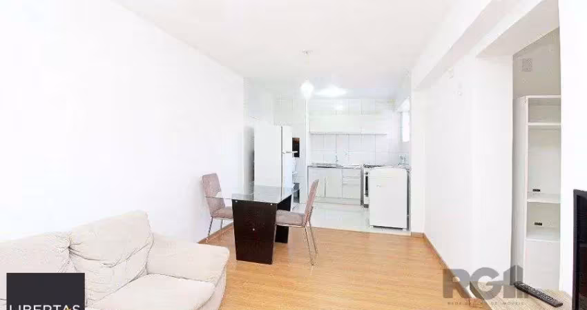 Apartamento 2 dormitórios com excelente localização, ventilado e iluminado., mobiliado, com churrasqueira ,  split nos quartos.