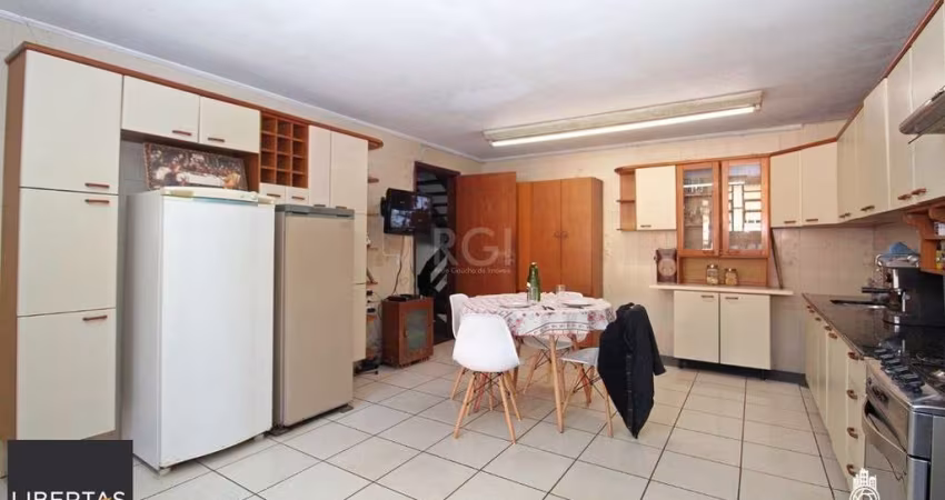 Casa para Venda - 526.64m², 4 dormitórios, sendo 2 suites, 4 vagas - Teresópolis
